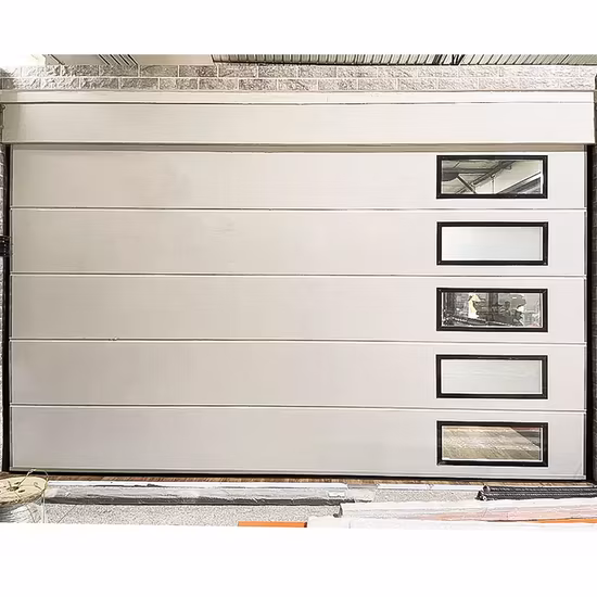Puerta de garaje automática negra seccional con panel de acero sin cerco para villa